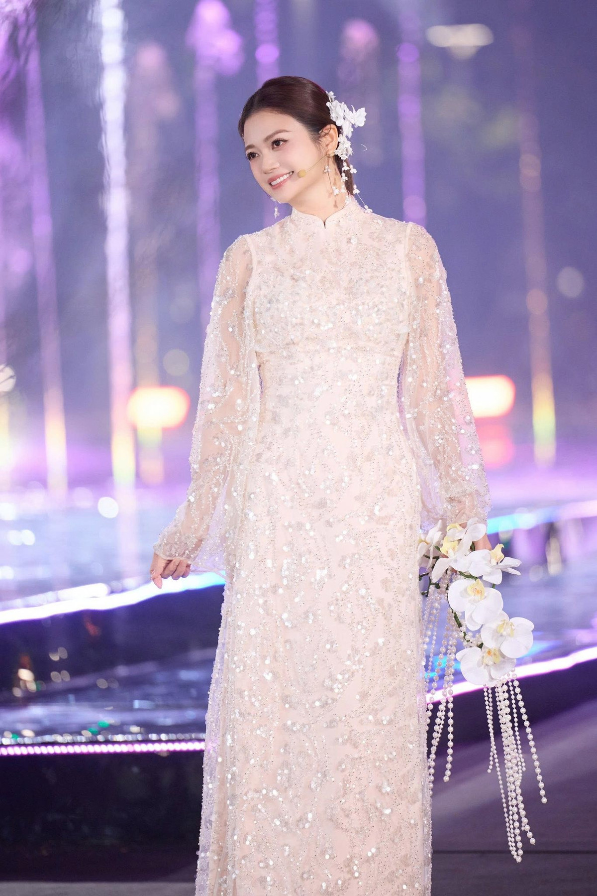 Trong không khí rộn ràng chuẩn bị cho mùa Tết, NSƯT Kiều Anh ghi điểm tuyệt đối với hình ảnh duyên dáng trong tà áo dài truyền thống được đính kết cầu kỳ.