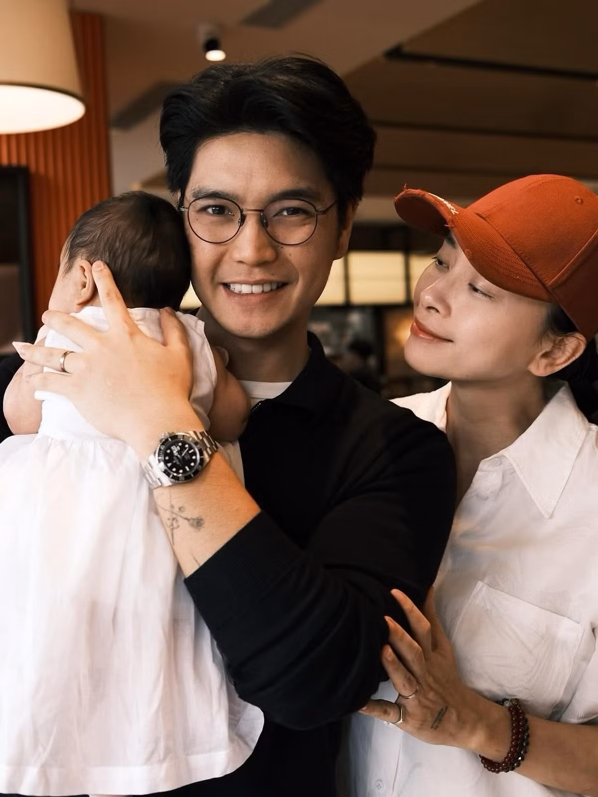 Mới đây, nhân dịp sinh nhật của chồng – Huy Trần, nữ diễn viên Ngô Thanh Vân đã đăng tải bài viết đầy xúc động trên trang cá nhân. Không chỉ gửi lời chúc mừng sinh nhật đến người bạn đời, cô còn chia sẻ những tâm sự thật lòng về quãng thời gian làm cha làm mẹ trong hơn 3 tháng qua.