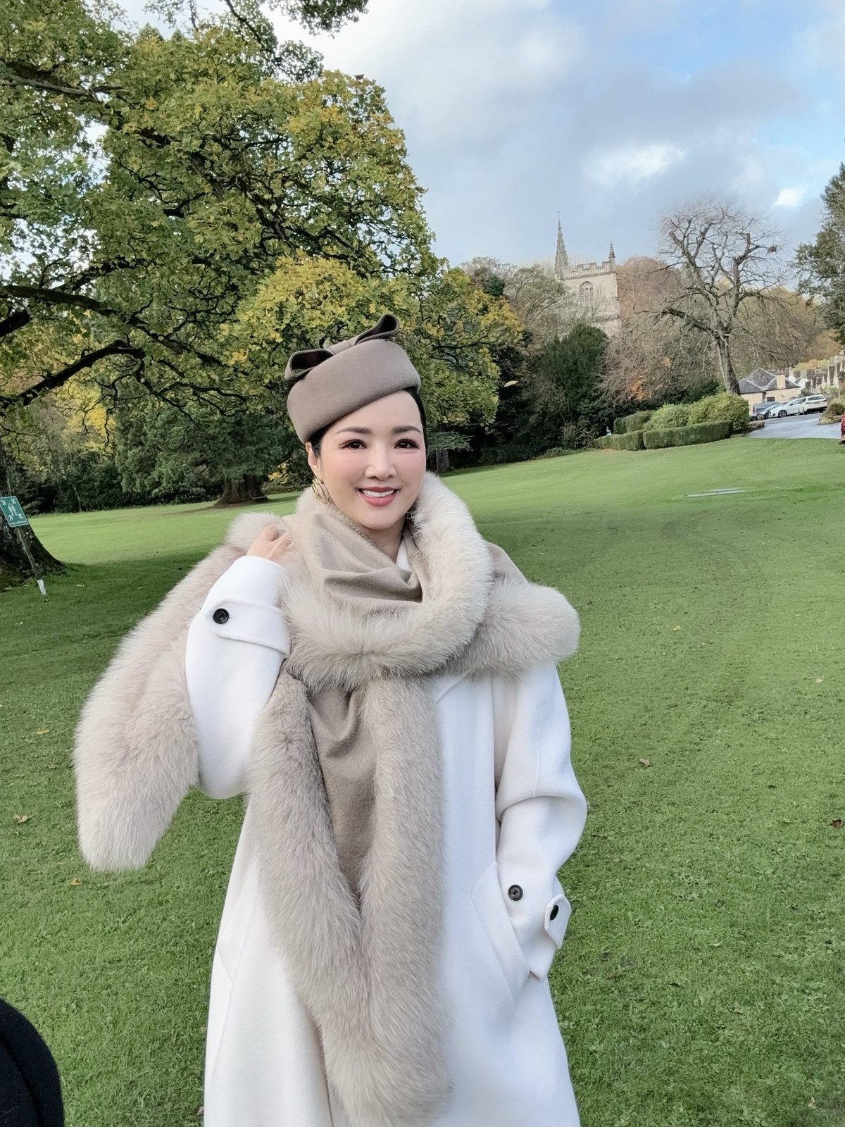 Hoa hậu Giáng My hào hứng khám phá "ngôi làng đẹp nhất nước Anh" Castle Combe. Ảnh: FB Giang My Nguyen