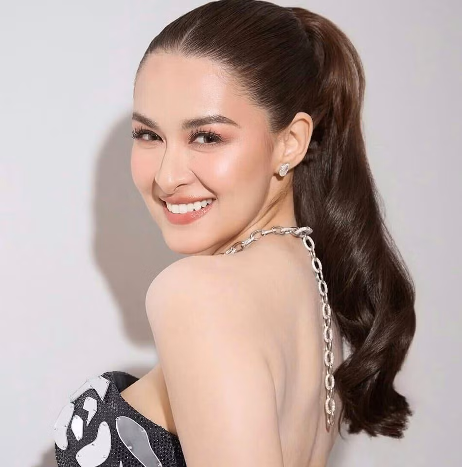Ở tuổi 41, sau hơn một thập kỷ hoạt động trong làng giải trí và là mẹ của hai con, Marian Rivera vẫn giữ được vẻ ngoài rạng rỡ như thuở đôi mươi.
