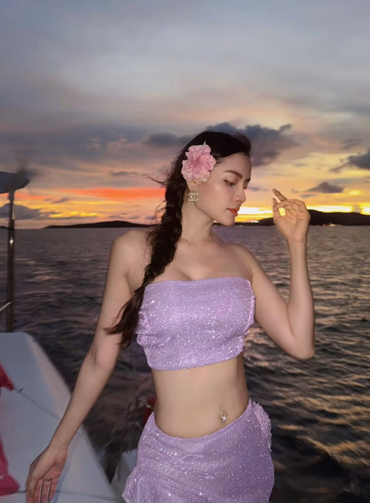 Dù đã là mẹ 3 con, Phương Trinh Jolie vẫn chăm mặc hở để khoe dáng gợi cảm. Ảnh: FB Phương Trinh Jolie