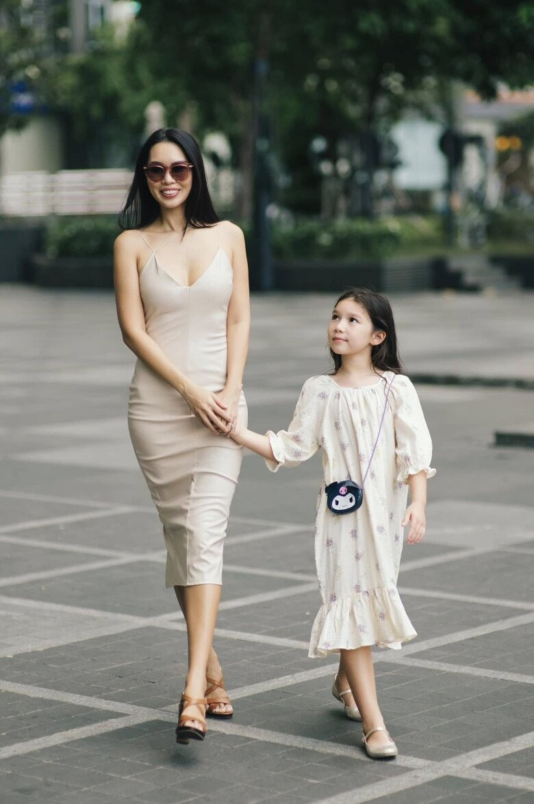 Không chỉ có gương mặt sáng, Myla còn được khen ngợi bởi vóc dáng cao ráo. Nhờ thừa hưởng gen từ người mẹ siêu mẫu, cô bé sở hữu đôi chân thon dài và dáng đứng khá tự tin.