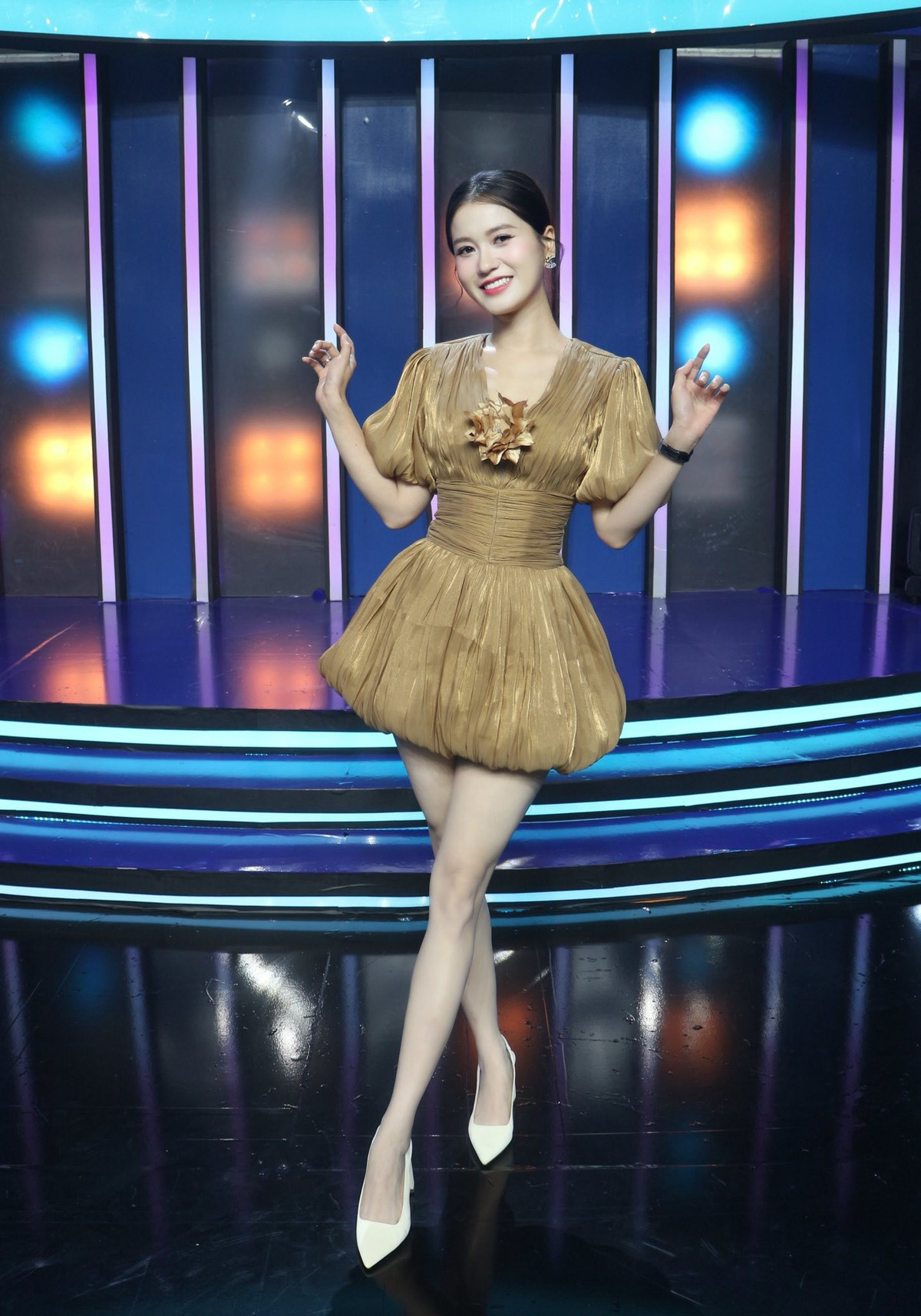 Trong loạt ảnh được chia sẻ, Lâm Vỹ Dạ diện những thiết kế váy ngắn giúp khoe trọn đôi chân thon dài, săn chắc.