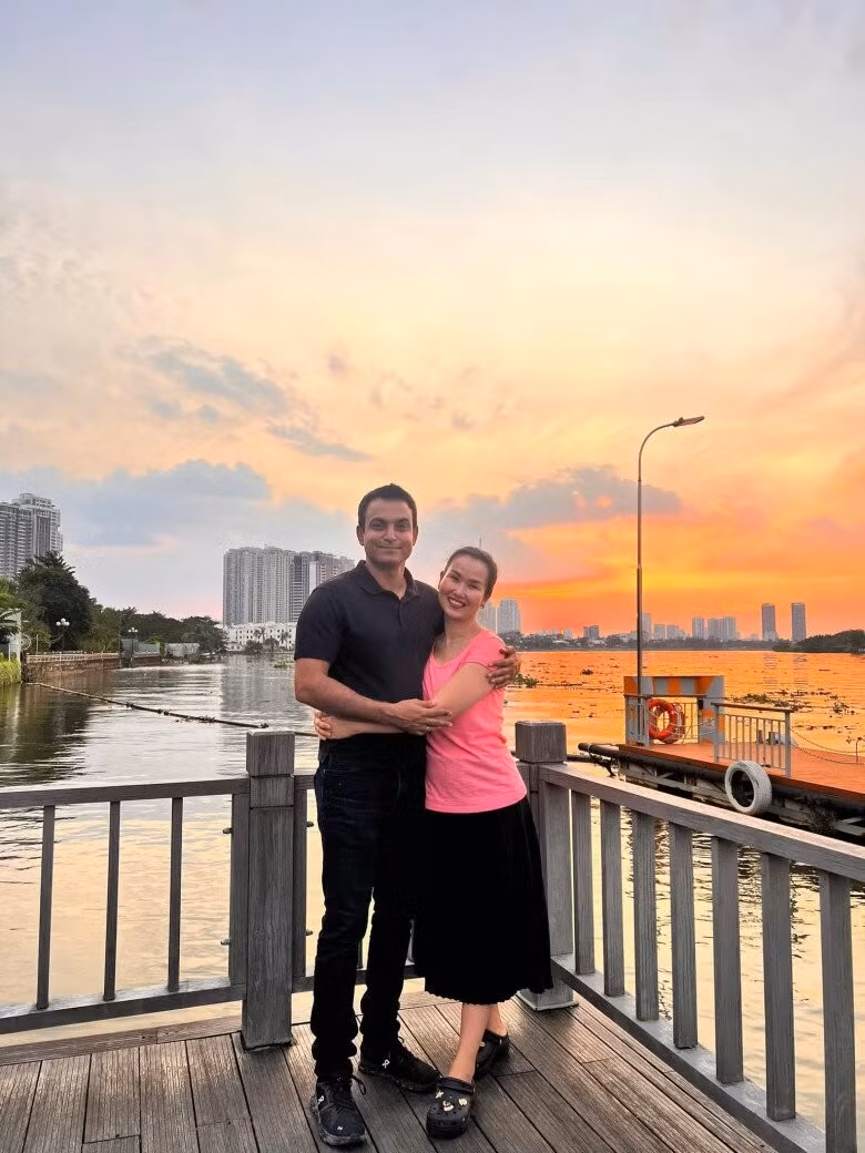 Doanh nhân Vikas được nhận xét là người chồng tâm lý và luôn đặt gia đình lên hàng đầu. Dù bận rộn với công việc kinh doanh, anh vẫn chủ động dành thời gian cho vợ con, sẵn sàng trở thành “hậu phương vững chắc” để Võ Hạ Trâm yên tâm phát triển sự nghiệp nghệ thuật.