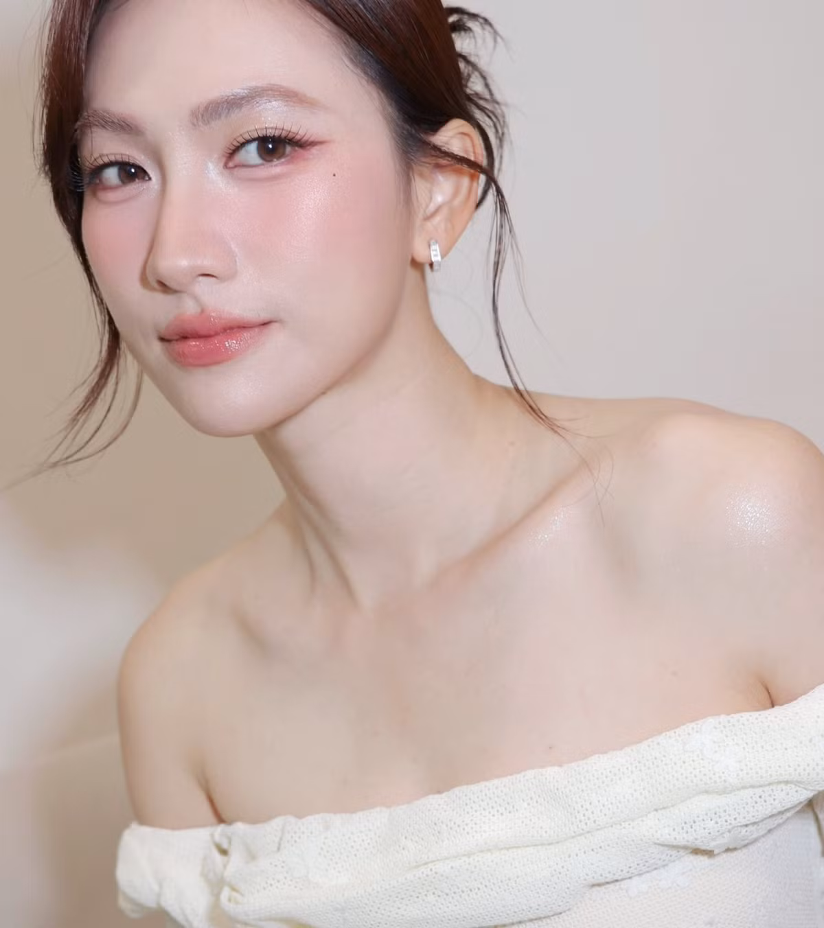 Điều đặc biệt, ngay cả khi để mặt mộc, Phương Anh Đào vẫn giữ nguyên vẻ rạng rỡ.