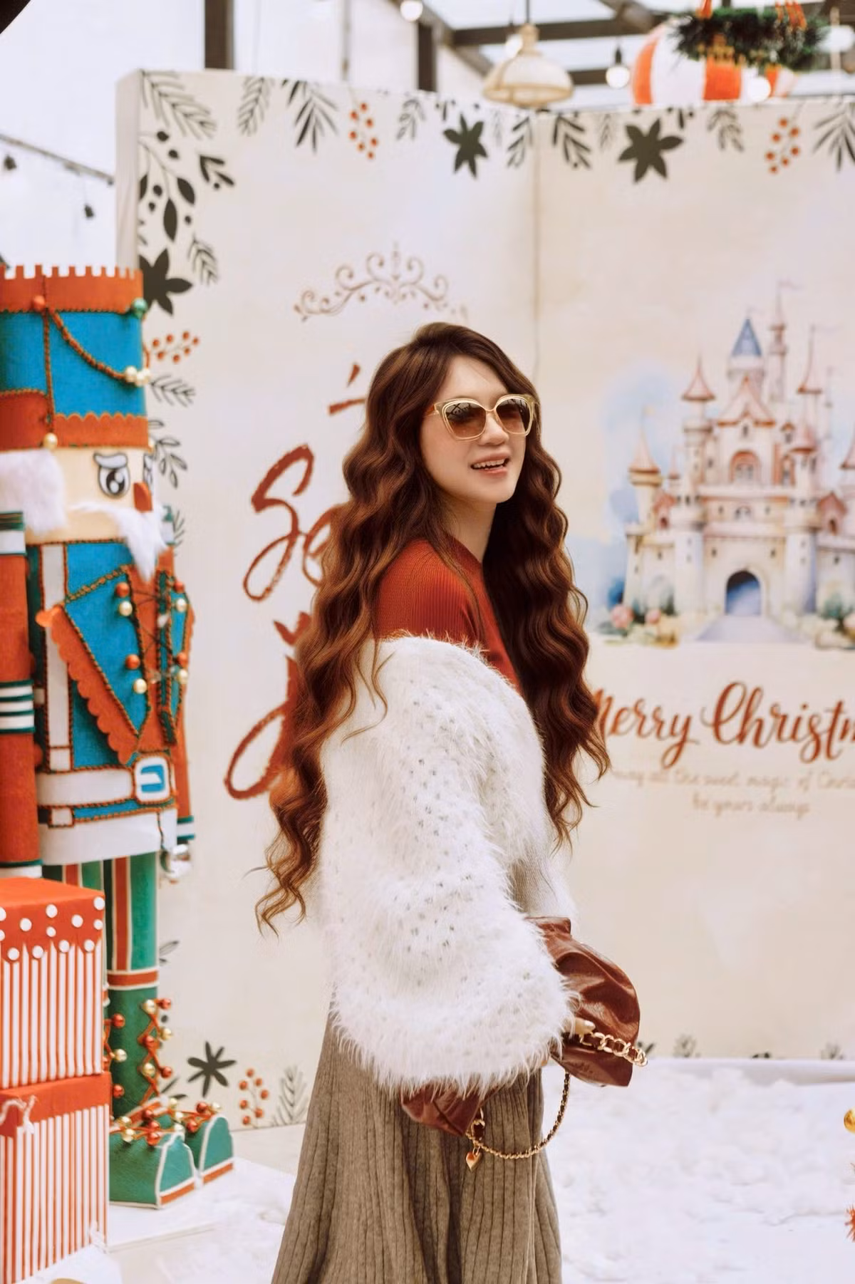 Dù đều ghi điểm với phong cách ăn mặc tinh tế, mỗi người lại mang đến một màu sắc thời trang riêng, tạo nên sự đối lập thú vị.