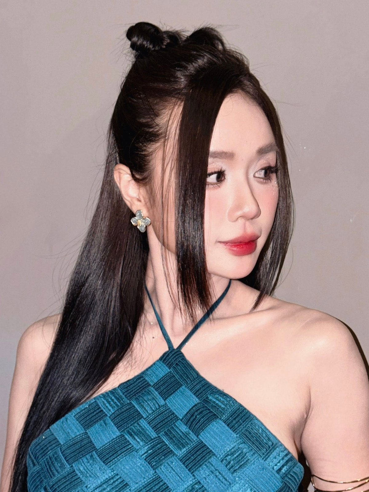 Sở hữu gương mặt thanh tú, đường nét mềm mại cùng làn da trắng sáng, Cindy Lư ghi điểm với vẻ đẹp hài hòa, nữ tính.