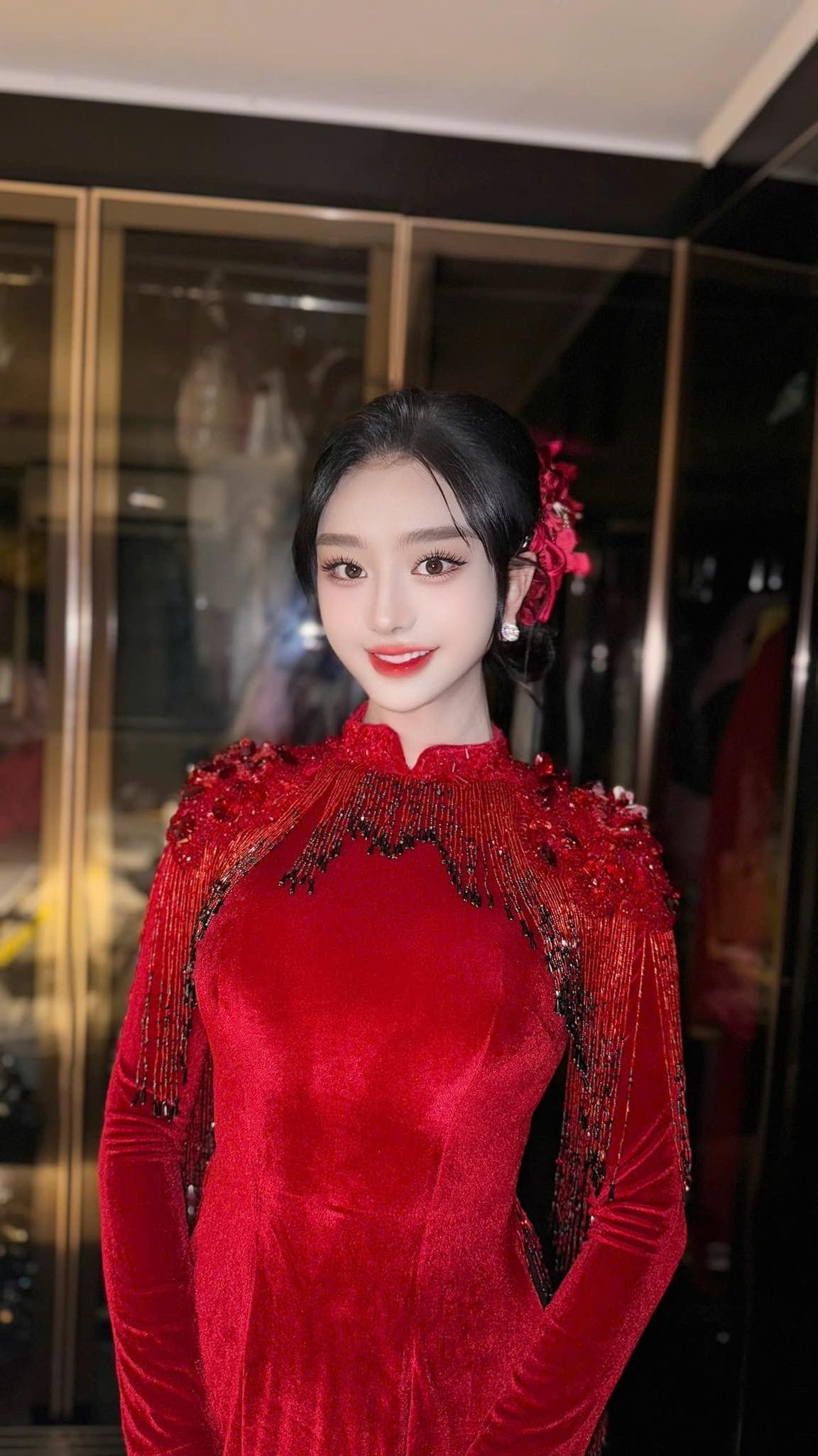 Dưới phần bình luận, đông đảo bạn bè và người hâm mộ bày tỏ sự ngưỡng mộ trước nhan sắc "không tuổi" của nữ ca sĩ.