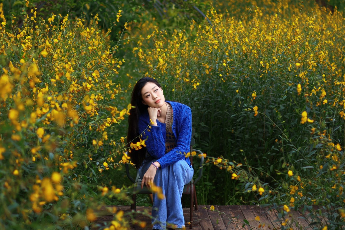 Hoa hậu Khánh Vân khoe sắc giữa rừng hoa. Ảnh: FB Nguyễn Trần Khánh Vân