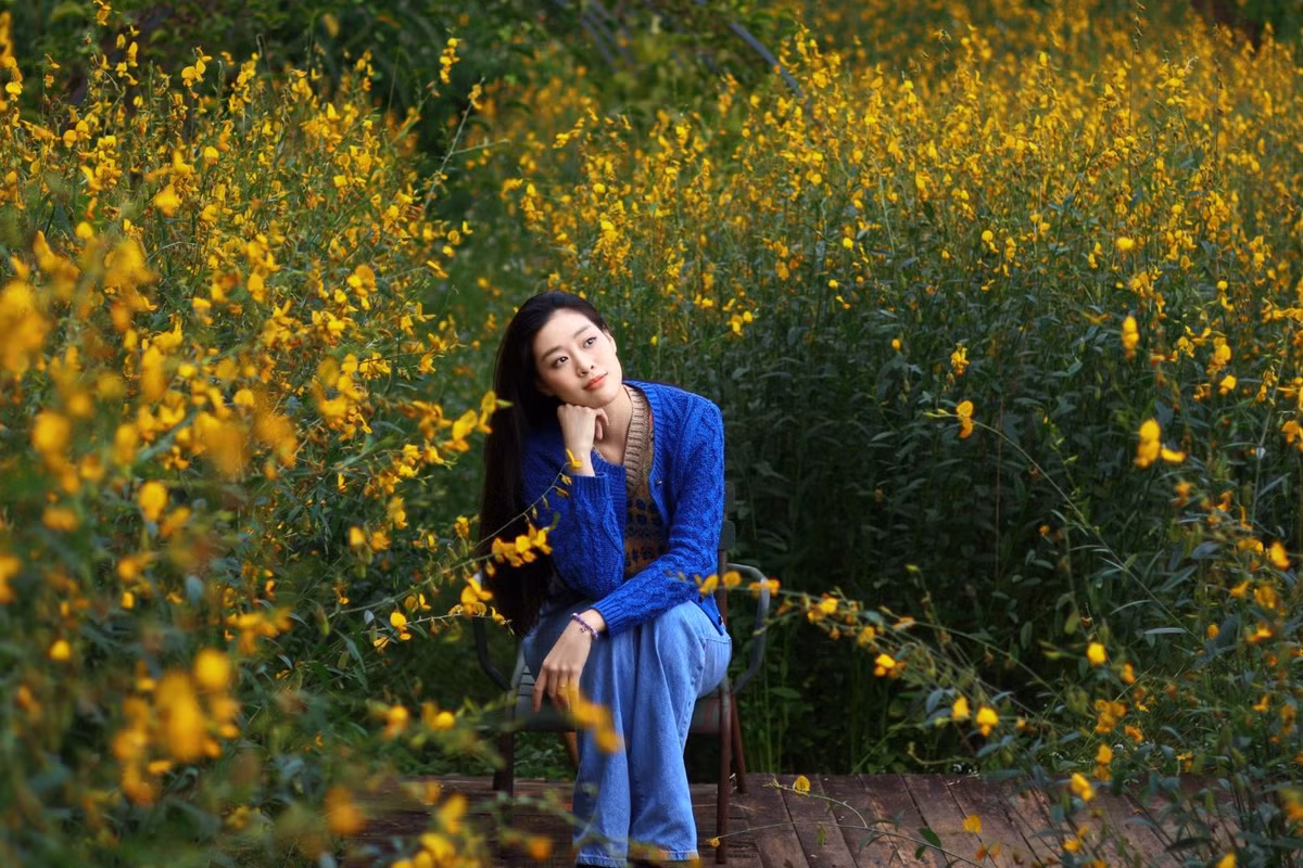 Hoa hậu Khánh Vân khoe sắc giữa rừng hoa. Ảnh: FB Nguyễn Trần Khánh Vân