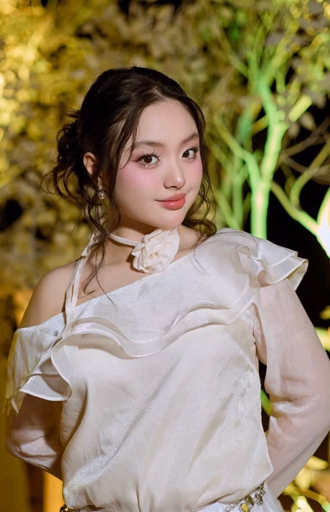 Chiều cao ở tuổi 16 của Suti cũng ngang tầm so với người mẹ siêu mẫu của mình. Ảnh: FB Bui Thuy Hanh