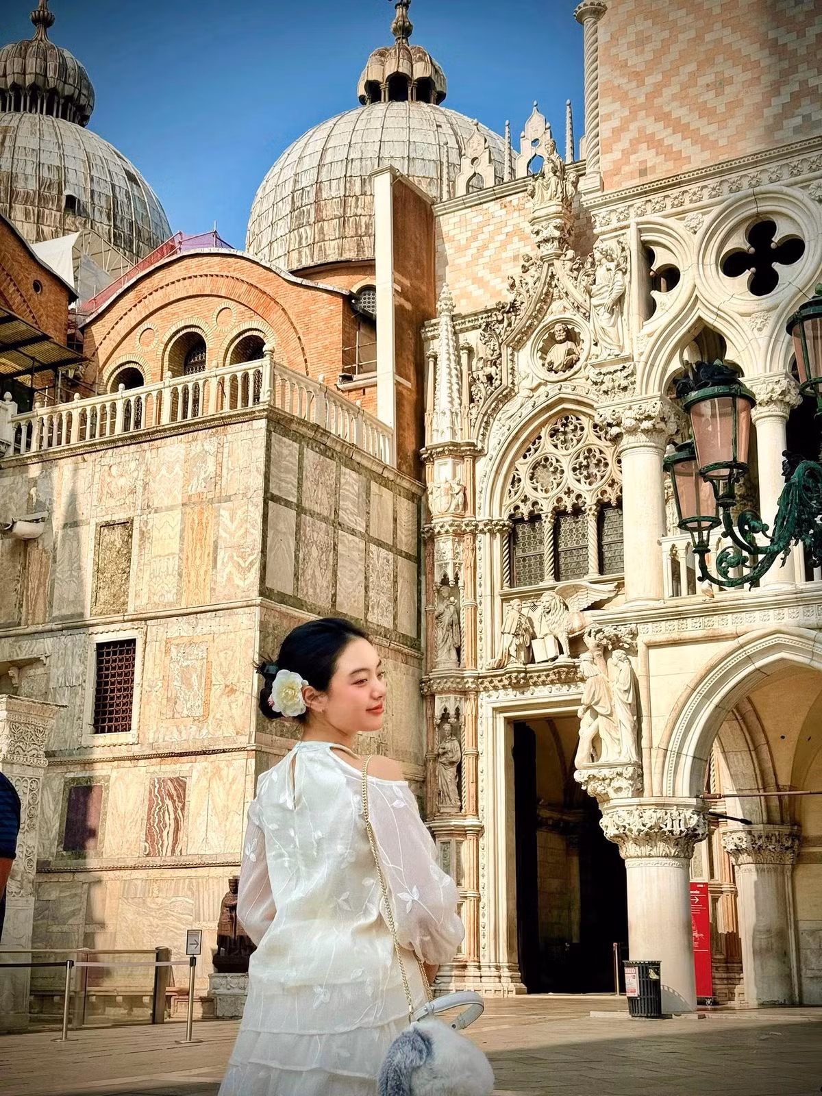 Hai cô con gái của siêu mẫu Thuý Hạnh là Suli và Suti được khen ngợi bởi vẻ ngoài xinh xắn, chiều cao nổi bật cùng thần thái tự tin, thu hút. Ảnh: FB Bui Thuy Hanh