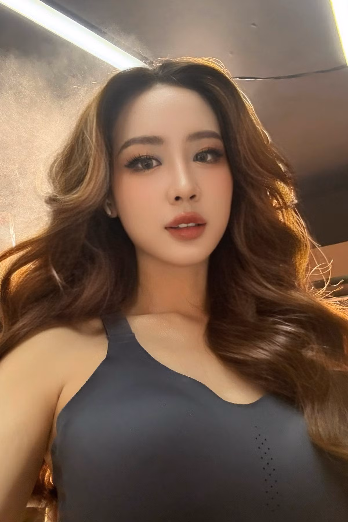 Hoa hậu Bảo Ngọc khoe cận gương mặt được trang điểm sắc sảo. Ảnh: FB Lê Nguyễn Bảo Ngọc