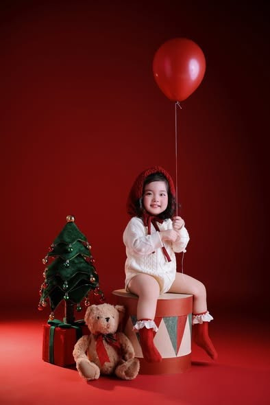 Con gái Khánh Thi - Phan Hiển đáng yêu trong bộ ảnh Giáng sinh. Ảnh: FB Khanh Thi Phan Hien