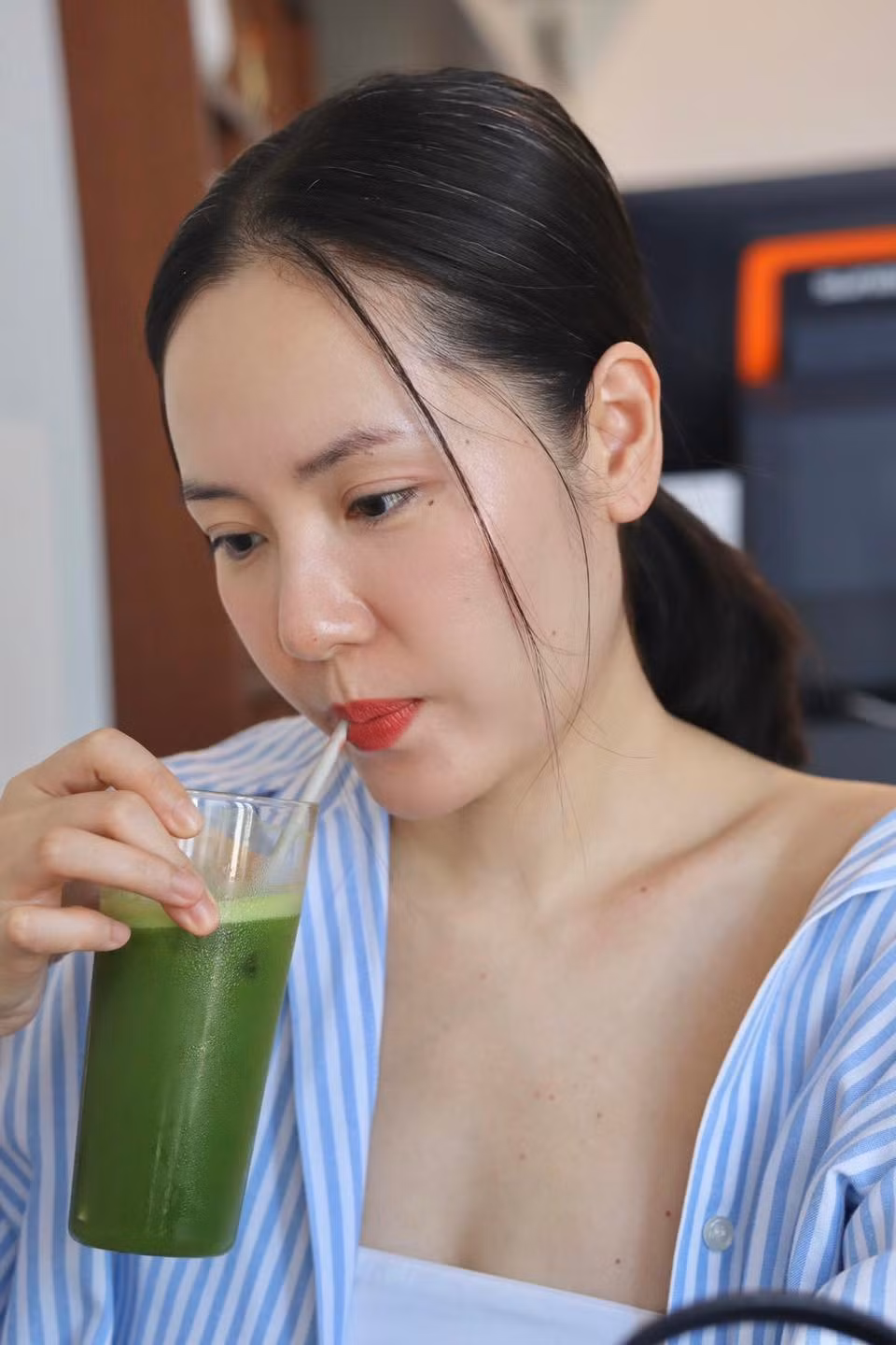 Không chỉ giữ được vóc dáng quyến rũ, nữ ca sĩ còn có làn da căng mịn, tràn đầy sức sống, rất ít khuyết điểm. Ảnh: FB Tran Phuong Linh