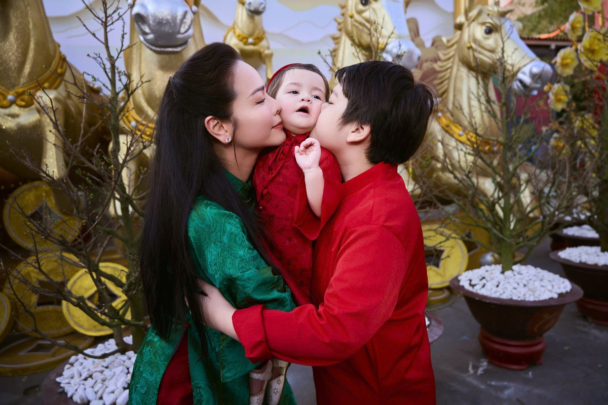 Nhật Kim Anh cho biết cô có mùa xuân ấm cúng, trọn vẹn bên hai con. Ảnh: FB Nhật Kim Anh