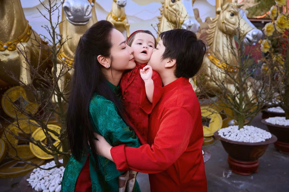 Nhật Kim Anh cho biết cô có mùa xuân ấm cúng, trọn vẹn bên hai con. Ảnh: FB Nhật Kim Anh