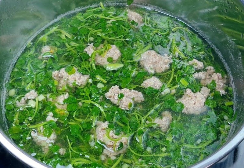 Cải xoong chứa vitamin A, C, K, canxi và glucosinolates giúp chống oxy hóa mạnh, giải độc gan và tăng cường miễn dịch. Đây là một trong những loại rau được Harvard đánh giá cao nhất thế giới.