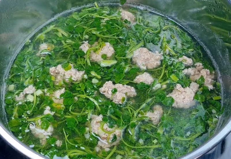 Cải xoong chứa vitamin A, C, K, canxi và glucosinolates giúp chống oxy hóa mạnh, giải độc gan và tăng cường miễn dịch. Đây là một trong những loại rau được Harvard đánh giá cao nhất thế giới.