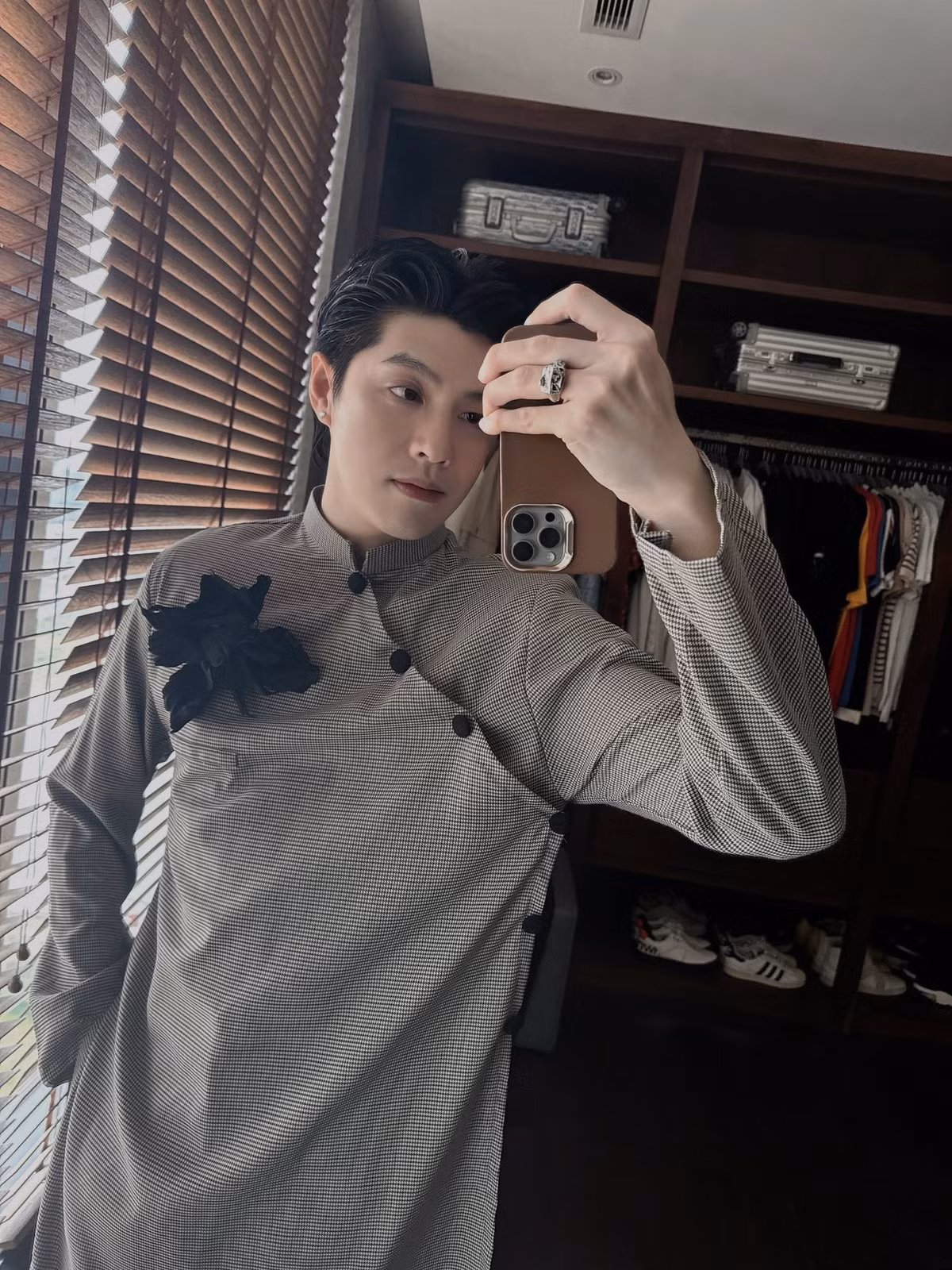 Noo Phước Thịnh khiến fan thích thú với hình ảnh mặc áo dài. Ảnh: FB Noo Phước Thịnh