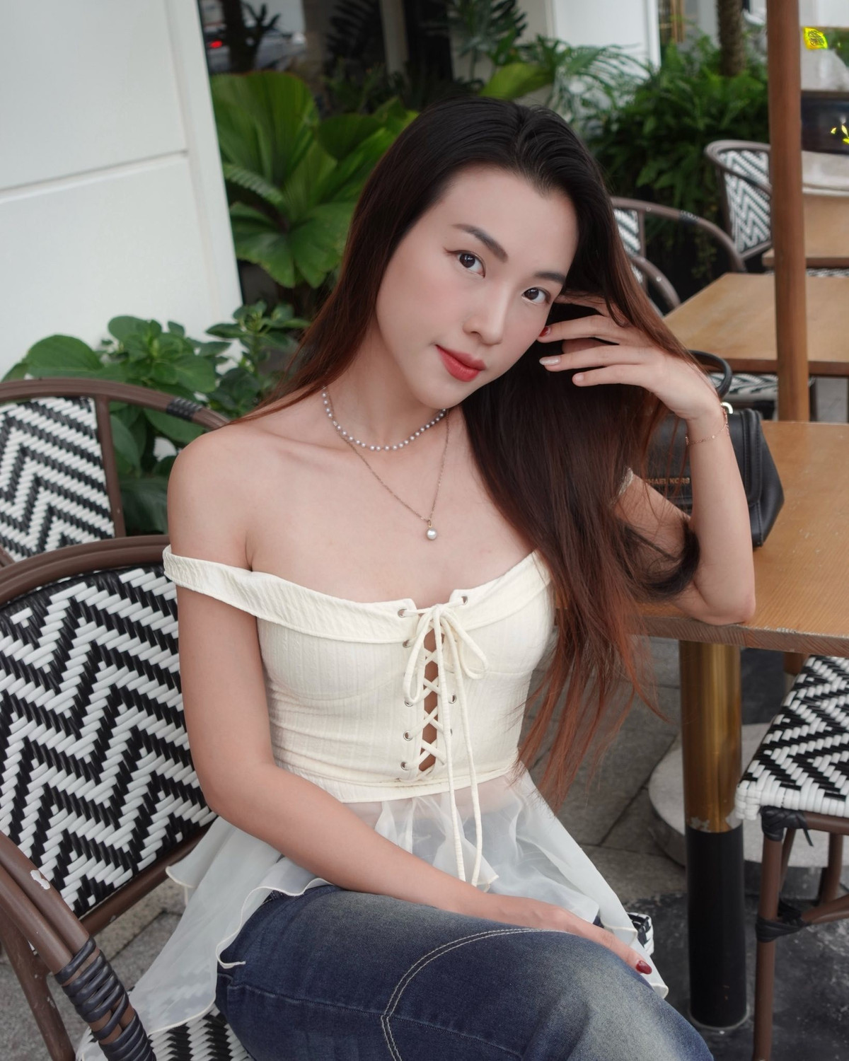 MC Hoàng Oanh khoe bờ vai trần quyến rũ. Ảnh: FB Vũ Ngọc Hoàng Oanh