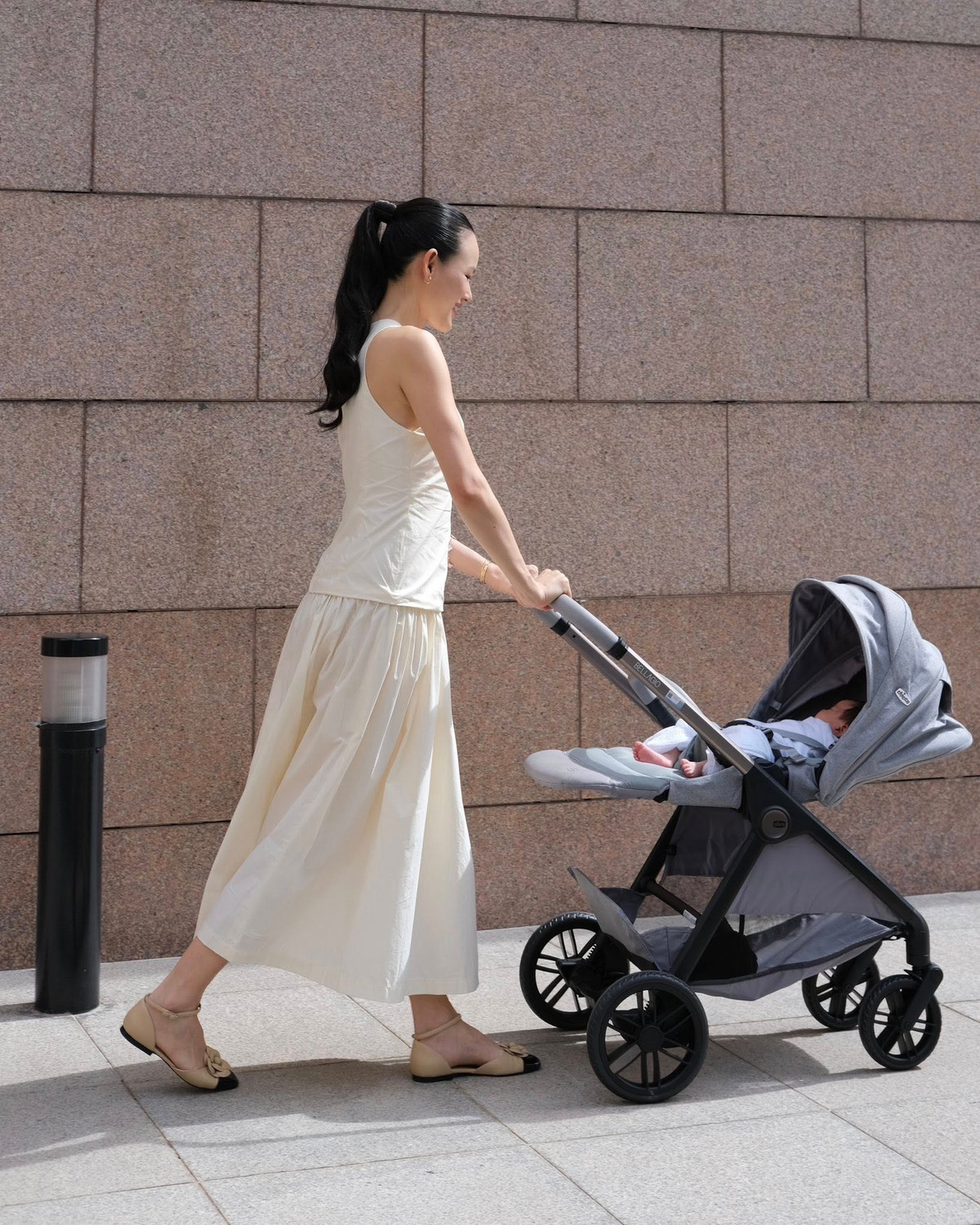 Vòng eo nhỏ gọn, thân hình săn chắc và gương mặt tươi tắn rạng rỡ giúp bà mẹ một con nhận về “cơn mưa” lời khen ngợi.