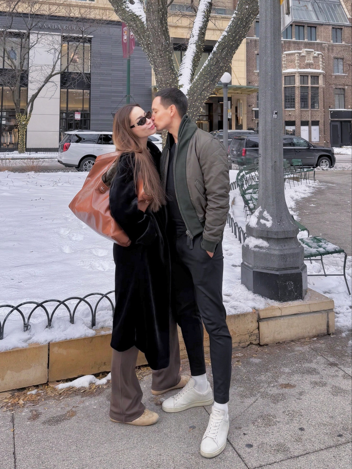 Kim Lý dành cho Hồ Ngọc Hà nụ hôn ngọt ngào khi hai vợ chồng cùng dạo chơi trên đường phố Chicago. Ảnh: FB Ho Ngoc Ha