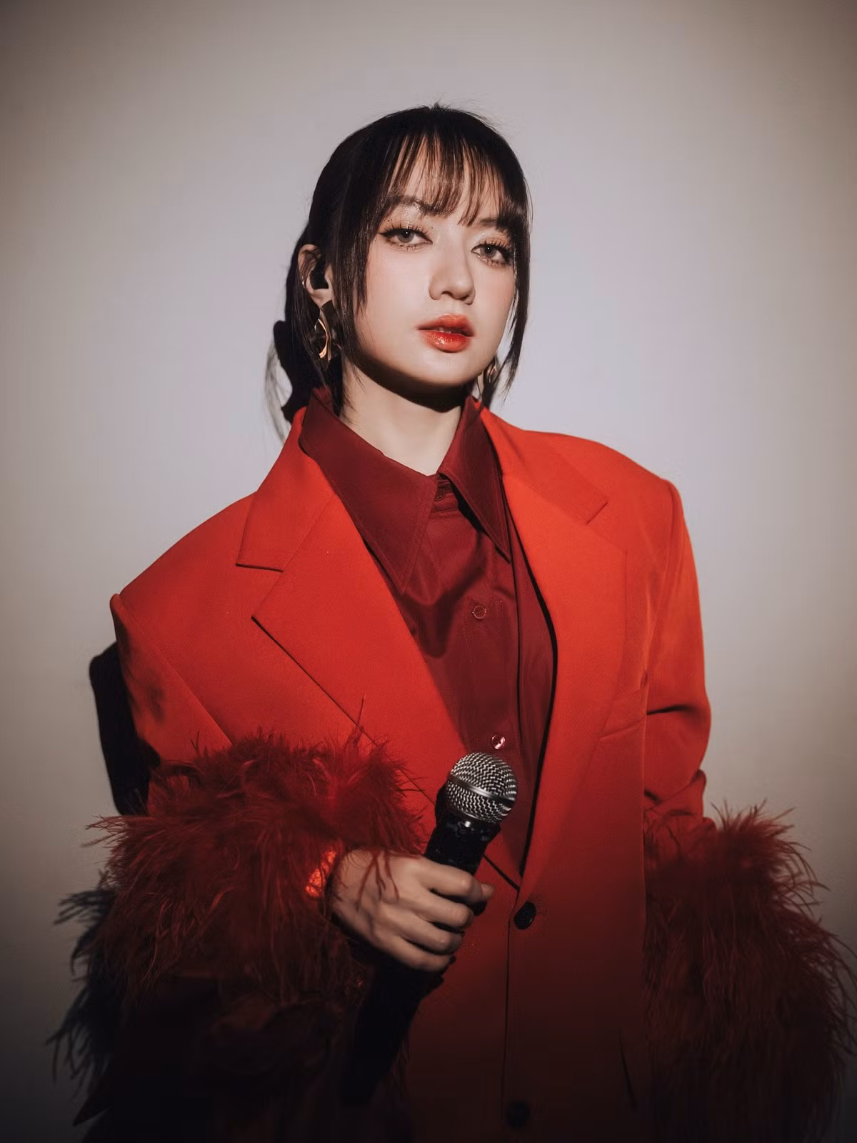 Xuân Nghi sinh năm 1994 tại Đà Lạt. Cô ca hát từ năm 5 tuổi. Album được yêu thích của cô là: Xuân Nghi - Tiếng hát thiên thần nhỏ. Ngoài âm nhạc, cô còn tham gia một số phim như Hoa ngũ sắc, Sơn ca không hát...