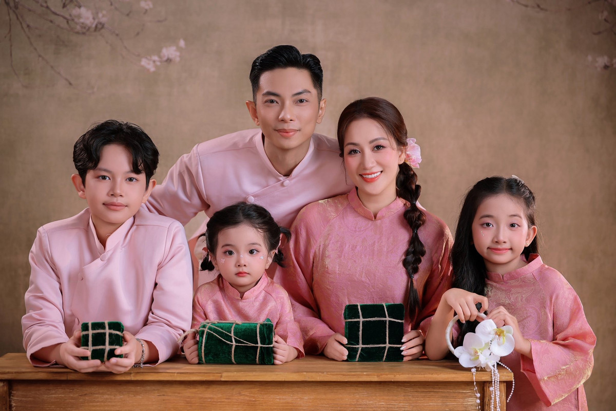Gia đình Khánh Thi - Phan Hiển chụp bộ ảnh đón Tết. Ảnh: FB Khanh Thi Phan Hien