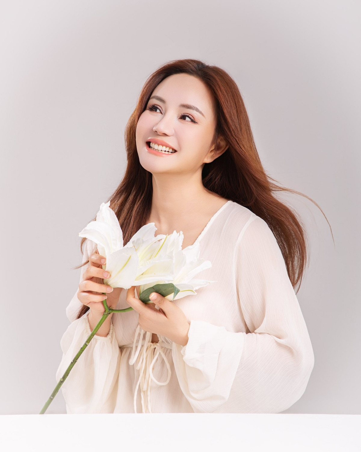 Vy Oanh cảm thấy: "Biết ơn và vui sống, mỉm cười mỗi ngày. Sẽ thấy thật an nhiên, sẽ thấy bình yên" đón mghe bài hát mới em sáng tác sắp tới sẽ ra mắt nha". Ảnh: FB Trần Thuý Nga