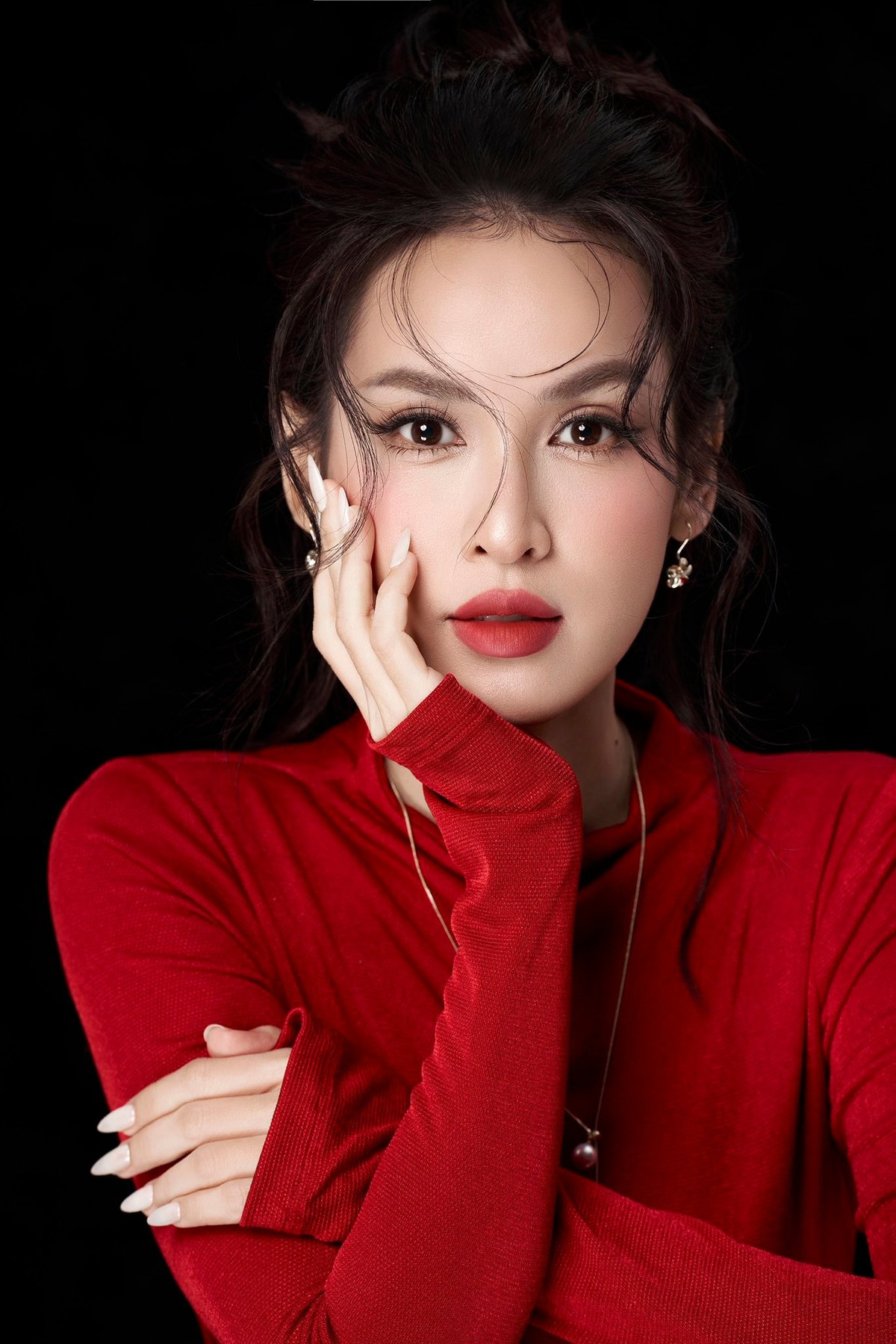 Trong bộ ảnh vừa được chia sẻ, Lê Tú Vi – bà xã của mỹ nam Phía trước là bầu trời Văn Anh xuất hiện với phong thái tự tin và sắc sảo.