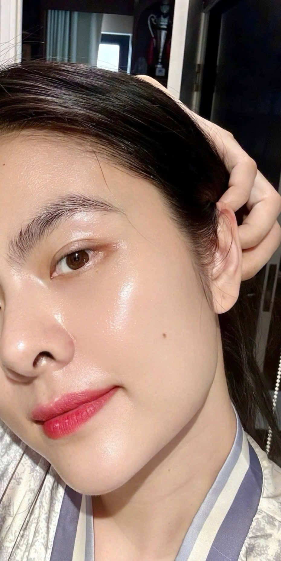 Trên trang cá nhân, Vân Trang đăng tải hình ảnh cận gương mặt với làn da trắng sáng, bóng bẩy và gần như không tì vết.