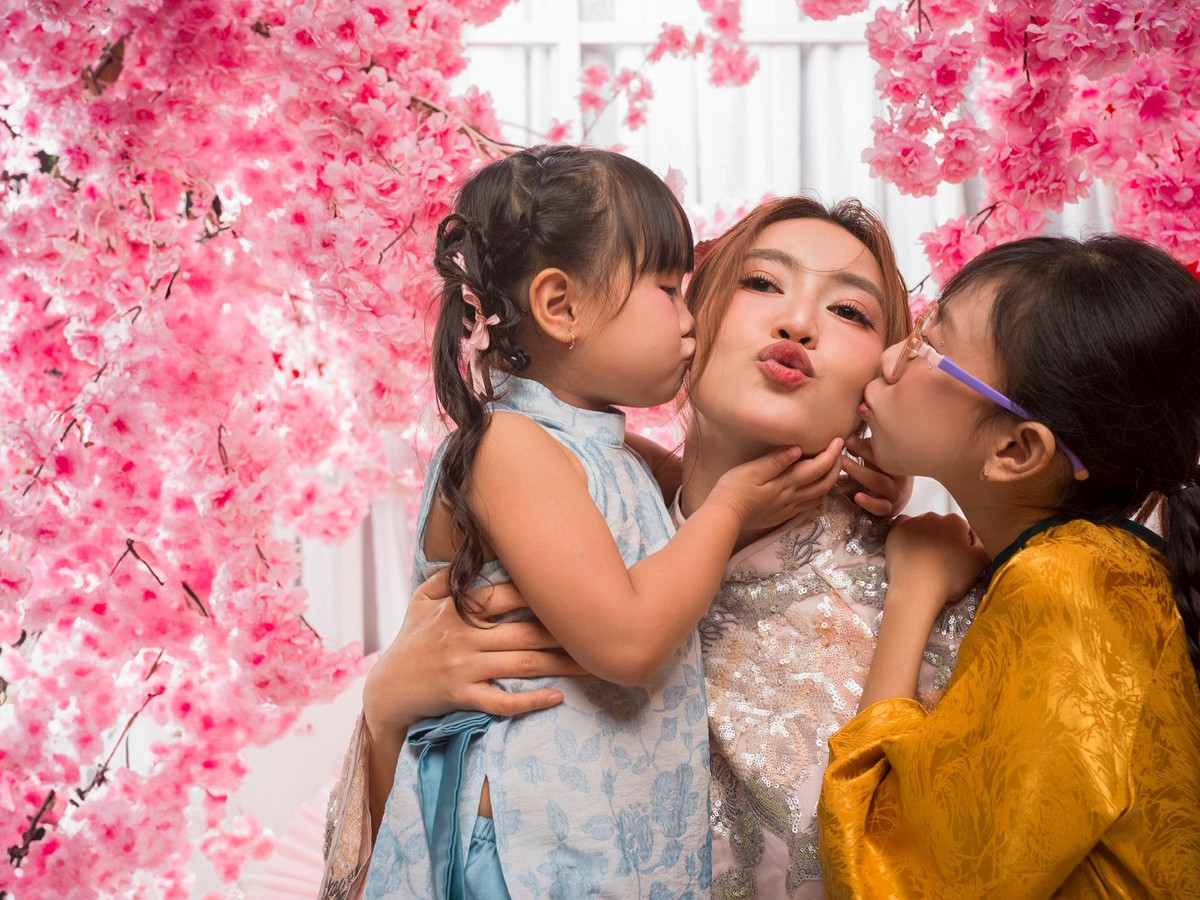 Diễn viên Ninh Dương Lan Ngọc nhí nhảnh chụp ảnh Tết cùng các cháu. Ảnh: FB Ninh Dương Lan Ngọc