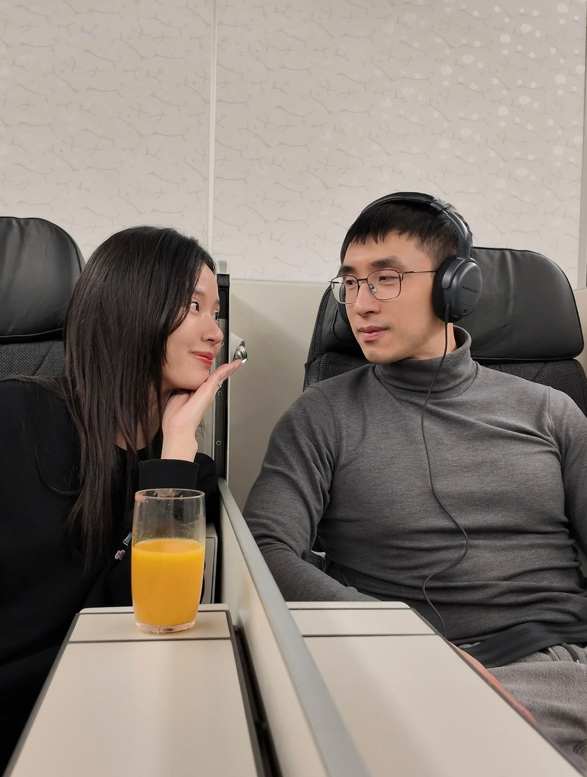 Diễn viên Midu và ông xã trao nhau ánh nhìn ngọt ngào trên chuyến bay từ Hàn Quốc về TP HCM. Ảnh: FB Đặng Thị Mỹ Dung