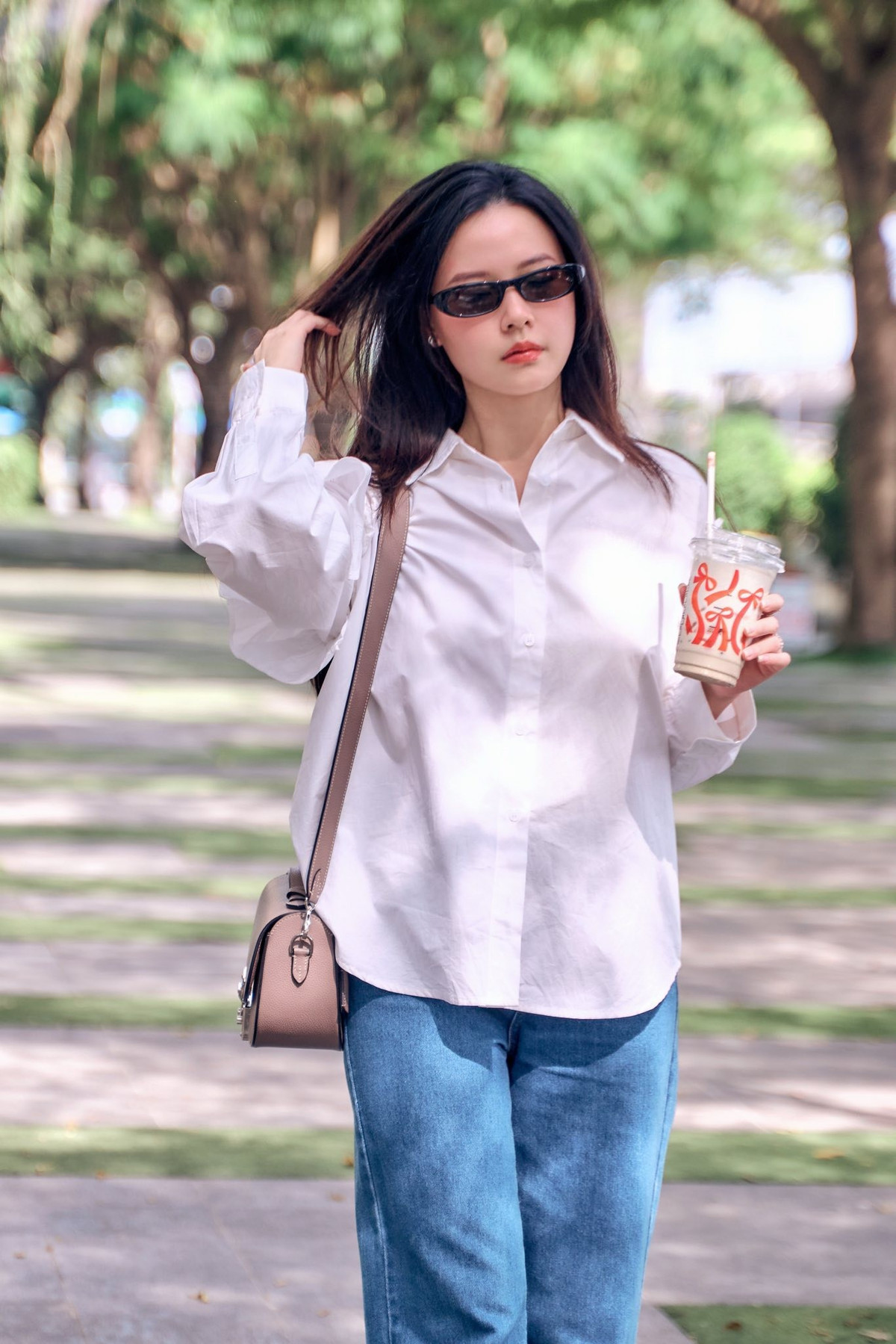 Chỉ với set đồ cơ bản, Midu vẫn nổi bật nhờ nhan sắc ngọt ngào.