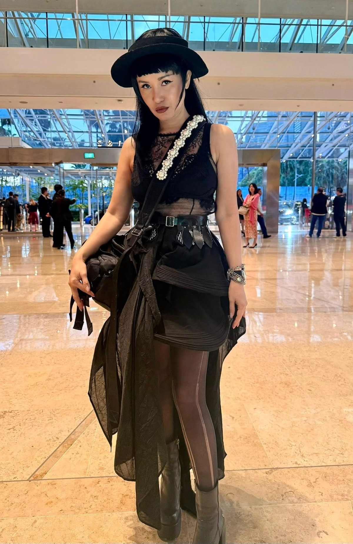 Tin tức sao Việt 23/5: Diva Hồng Nhung diện trang phục lạ mắt đi xem show Lady Gaga. Ảnh: FB Le Hong Nhung