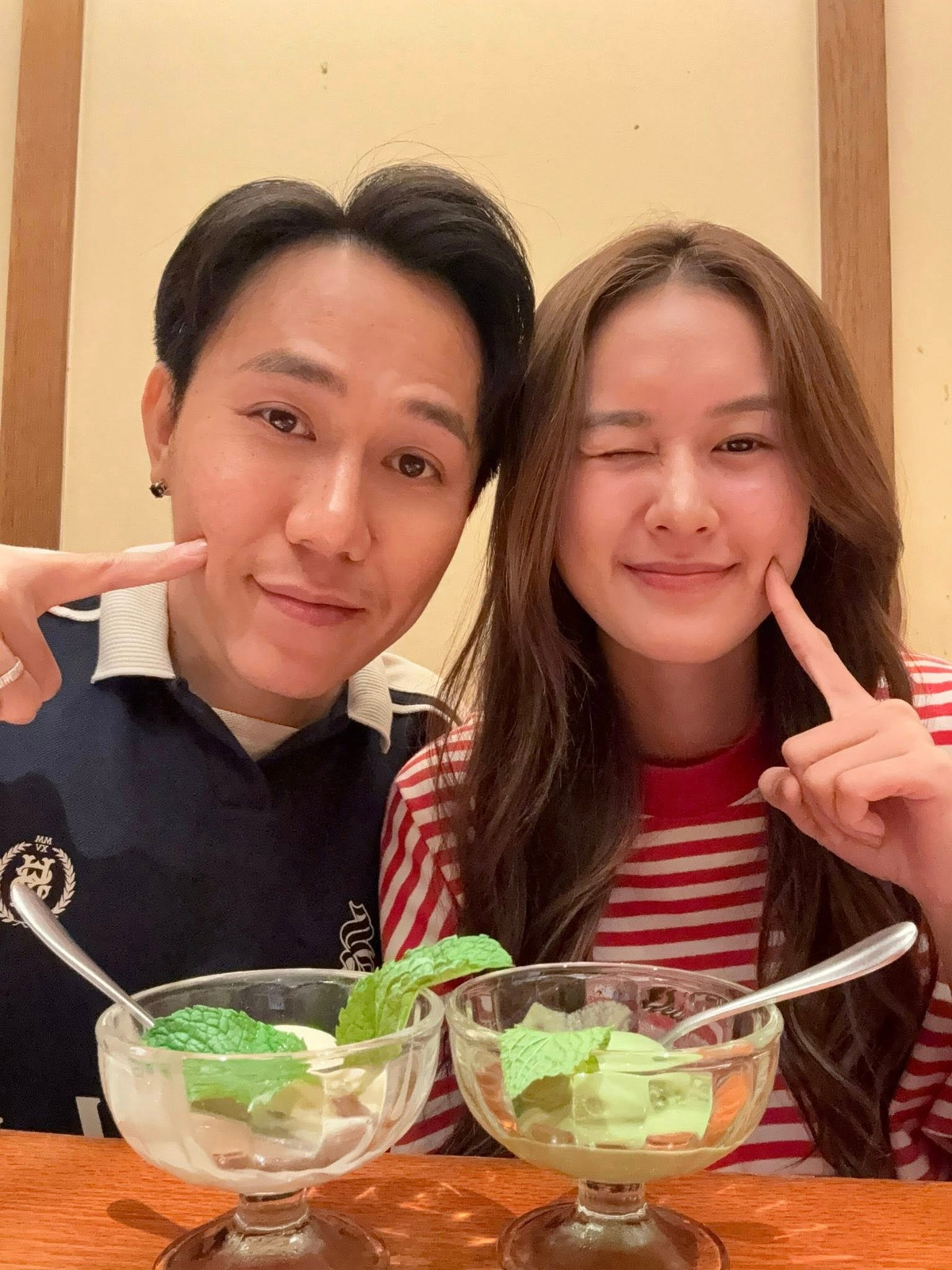 Diễn viên Anh Đức nhắn gửi bà xã Anh Phạm: "Chúc mừng sinh nhật bé vợ. Thêm tuổi mới vẫn cứ làm nũng, xinh đẹp, có thêm thành công, vai diễn mới và làm nhiều trò vui cho chồng nha". Ảnh: FB Ta Anh Duc