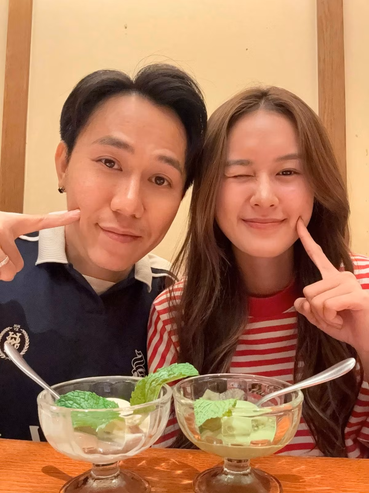 Diễn viên Anh Đức nhắn gửi bà xã Anh Phạm: "Chúc mừng sinh nhật bé vợ. Thêm tuổi mới vẫn cứ làm nũng, xinh đẹp, có thêm thành công, vai diễn mới và làm nhiều trò vui cho chồng nha". Ảnh: FB Ta Anh Duc