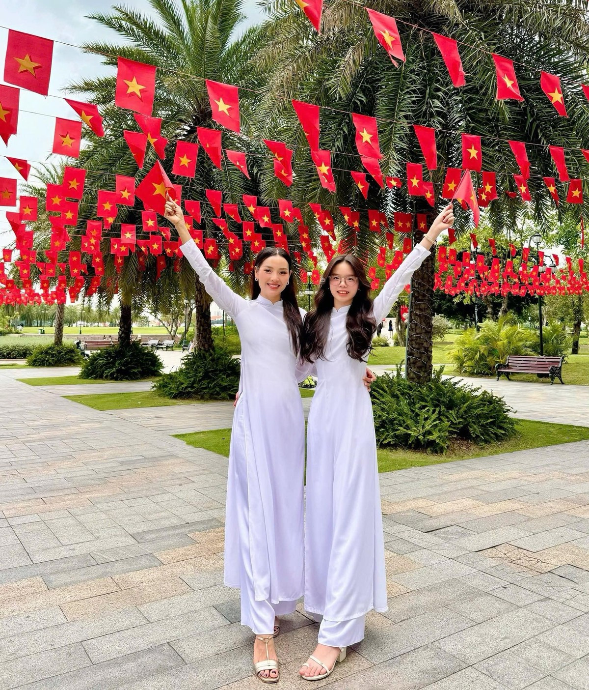 Mia được khen ngợi không chỉ bởi ngoại hình nổi bật mà còn bởi sự tự tin, lễ phép và chững chạc so với bạn bè đồng trang lứa.