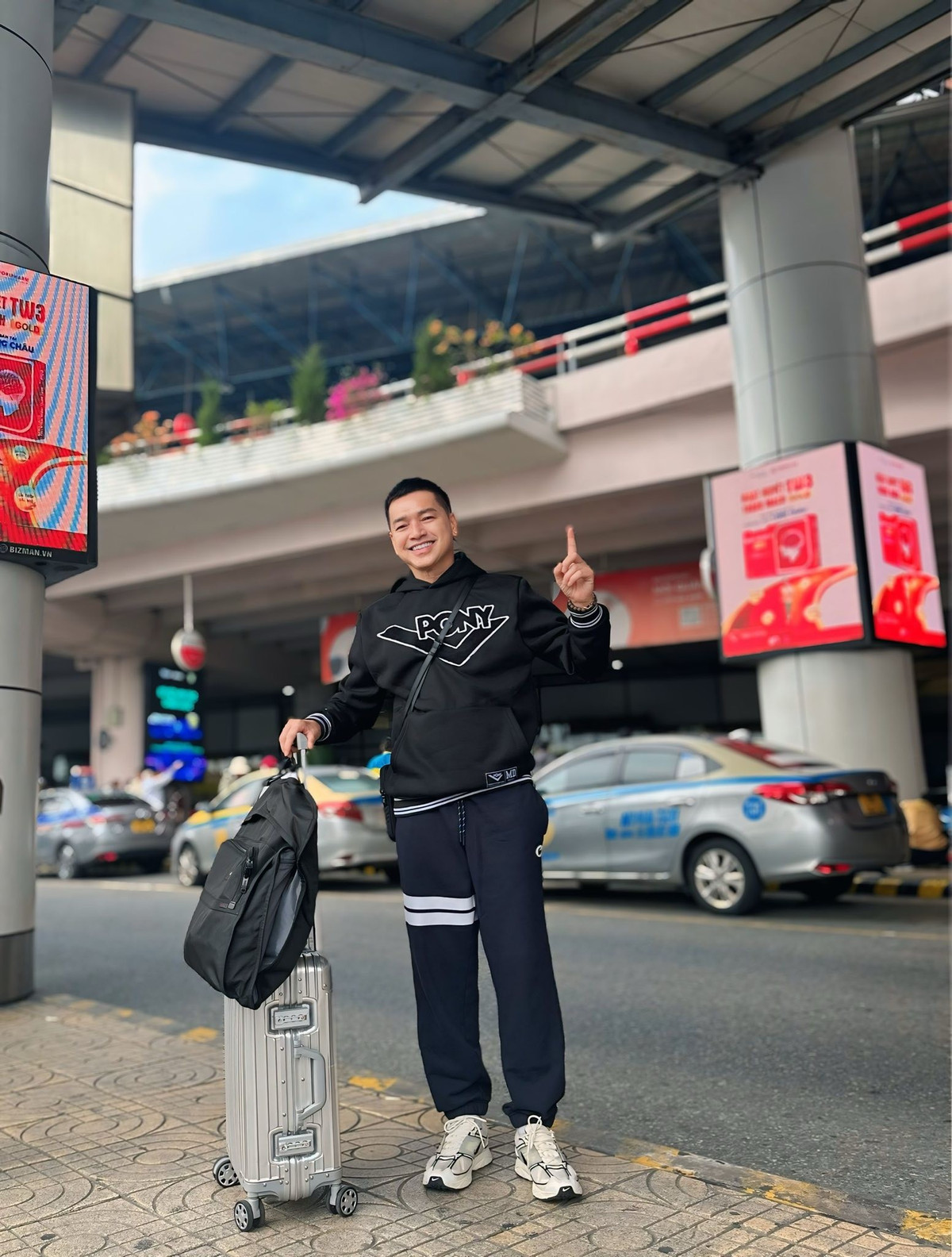 Quang Minh ra Hà Nội chuẩn bị tham dự chương trình cuối năm. Ảnh: FB Quang Minh