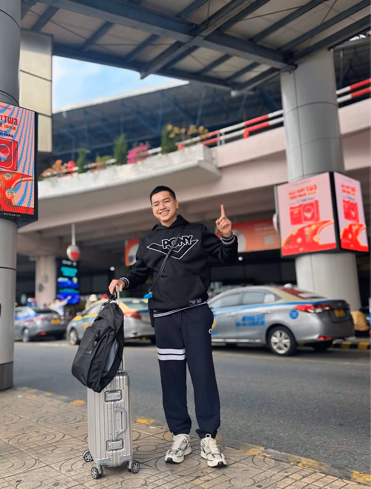 Quang Minh ra Hà Nội chuẩn bị tham dự chương trình cuối năm. Ảnh: FB Quang Minh