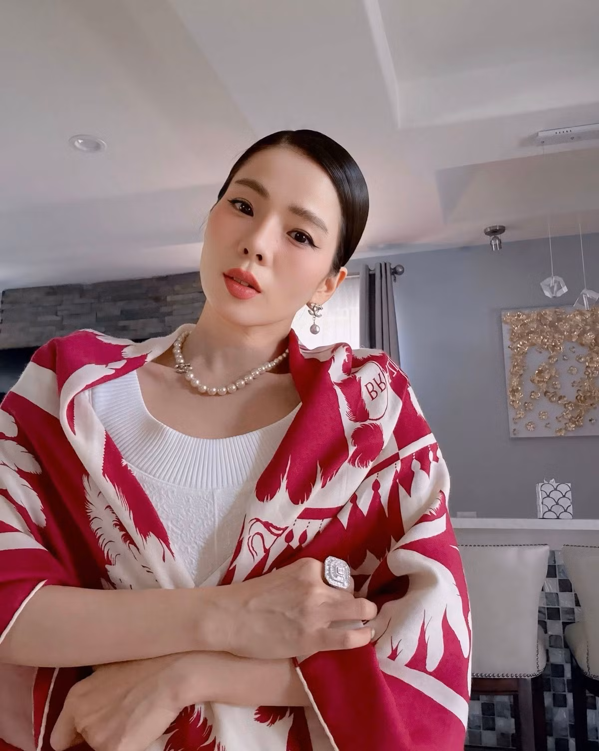 Tình yêu trẻ trung và bình yên ấy như tiếp thêm năng lượng tích cực, giúp Lệ Quyên không ngừng tỏa sáng, cả trên sân khấu lẫn trong cuộc sống thường nhật. Ảnh: FB Lệ Quyên