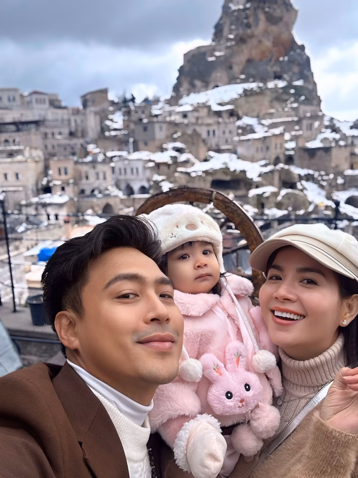 Trên trang cá nhân, Kha Ly chia sẻ nhiều hình ảnh trong chuyến du lịch đầu năm cùng chồng là Thanh Duy và con gái Lita tại Thổ Nhĩ Kỳ.