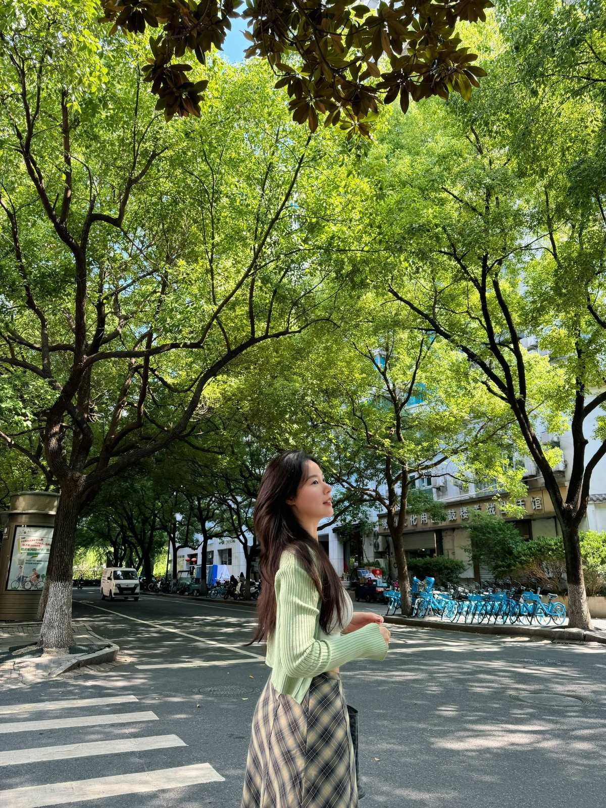 Giữa khung cảnh hữu tình của Hàng Châu, Trung Quốc, Midu tận hưởng khoảnh khắc bình yên và thư thái. Ảnh: FB Đặng Thị Mỹ Dung