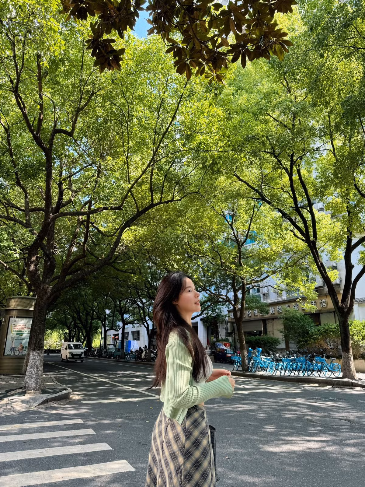 Giữa khung cảnh hữu tình của Hàng Châu, Trung Quốc, Midu tận hưởng khoảnh khắc bình yên và thư thái. Ảnh: FB Đặng Thị Mỹ Dung