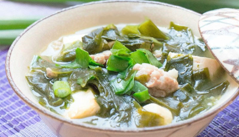 Nếu muốn đổi vị bằng món canh thanh mát có thể thử canh rong biển đậu hũ. Rong biển nấu cùng đậu hũ non, có thể thêm thịt băm hoặc tôm để tăng vị ngọt tự nhiên. Nhờ hương vị dịu nhẹ và dễ ăn, món canh này đặc biệt phù hợp trong những ngày nắng nóng.