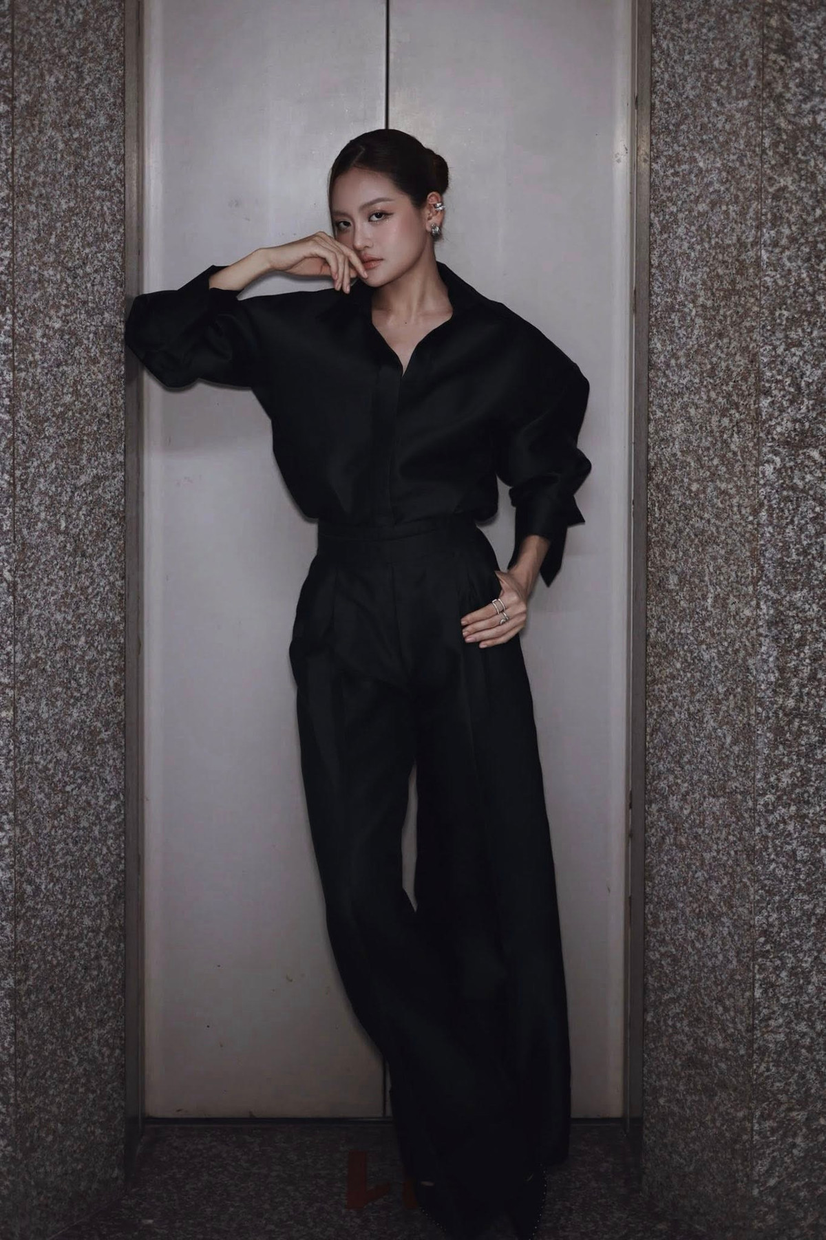 Diễn viên Thuỳ Anh diện trang phục màu đen cá tính. Ảnh: FB Thuỳ Anh