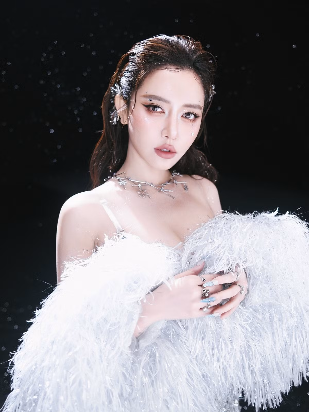 Từ hình ảnh dịu dàng, nữ tính đến sự hài hước, lầy lội trong các sản phẩm âm nhạc và truyền thông, cô luôn biết cách làm mới bản thân để tạo dấu ấn riêng. Chính sự biến hóa không ngừng này khiến cái tên Bích Phương luôn duy trì được sức hút đặc biệt trong lòng khán giả.