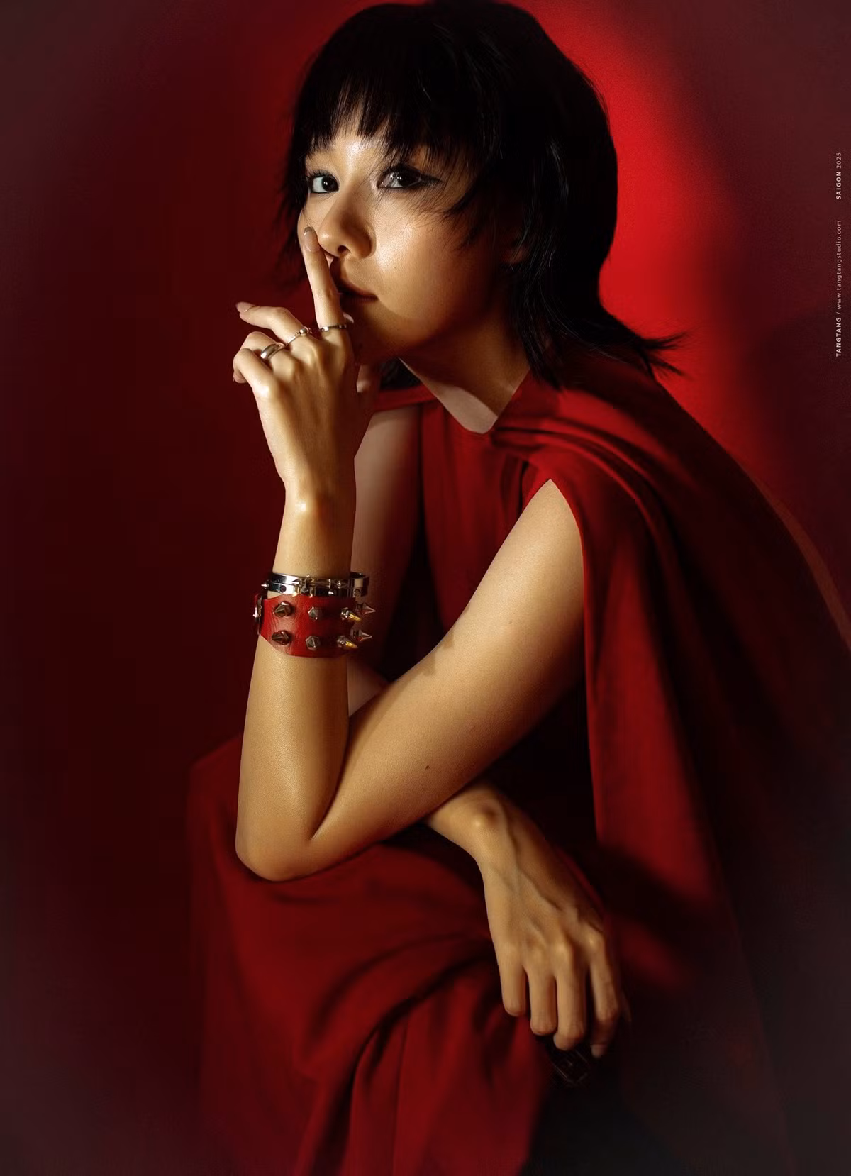 Sự thay đổi này nhanh chóng nhận về nhiều bình luận trái chiều nhưng phần lớn là những lời khen dành cho sự mới mẻ và dám thử nghiệm của Uyển Ân.