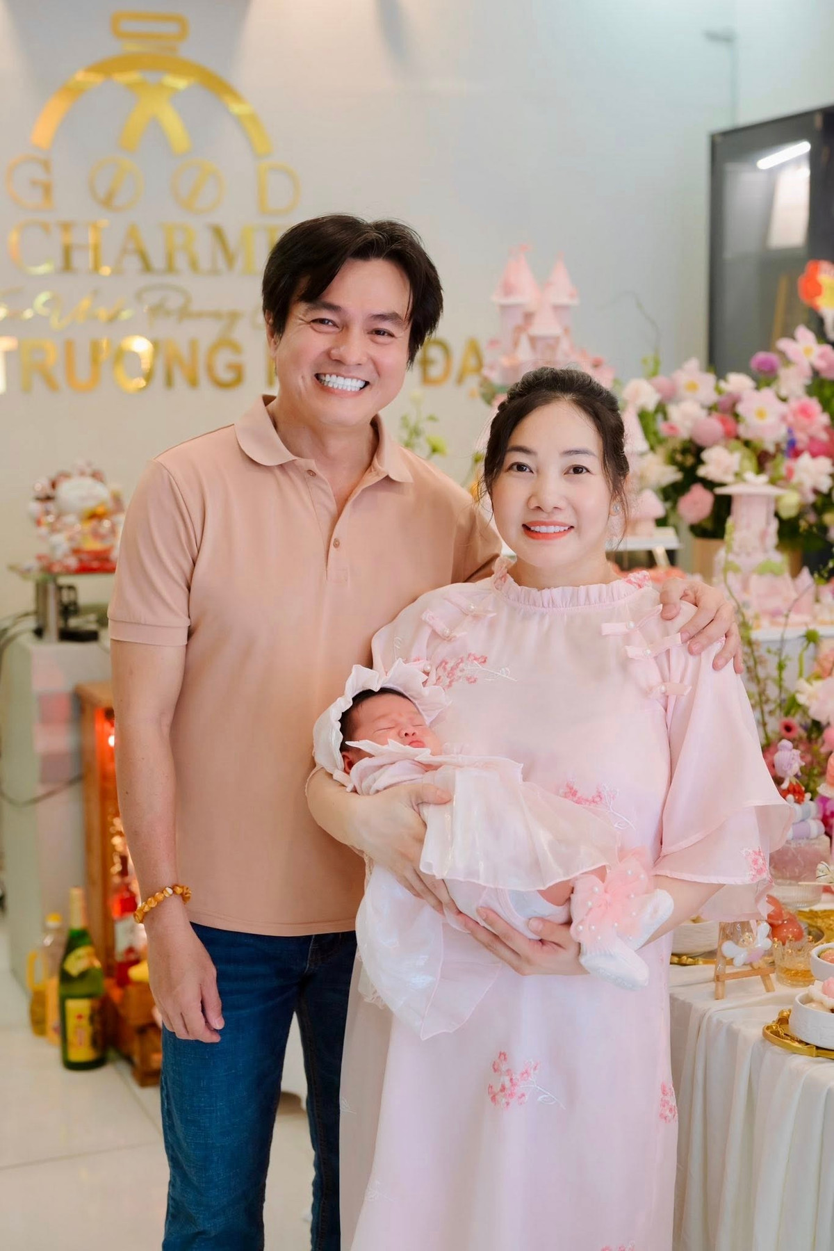 Tin tức sao Việt 7/2: Diễn viên Cao Minh Đạt và bà xã Trúc Trương tổ chức tiệc đầy tháng ấm cúng cho con gái tại nhà riêng. Ảnh: FB Cao Minh Đạt